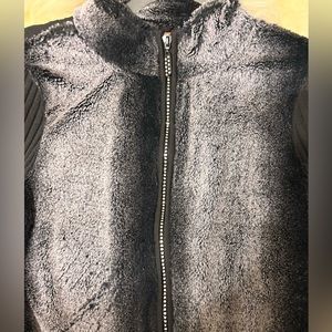 Y2K vibes with this super stretchy zipper sweater 💁🏼‍♀️